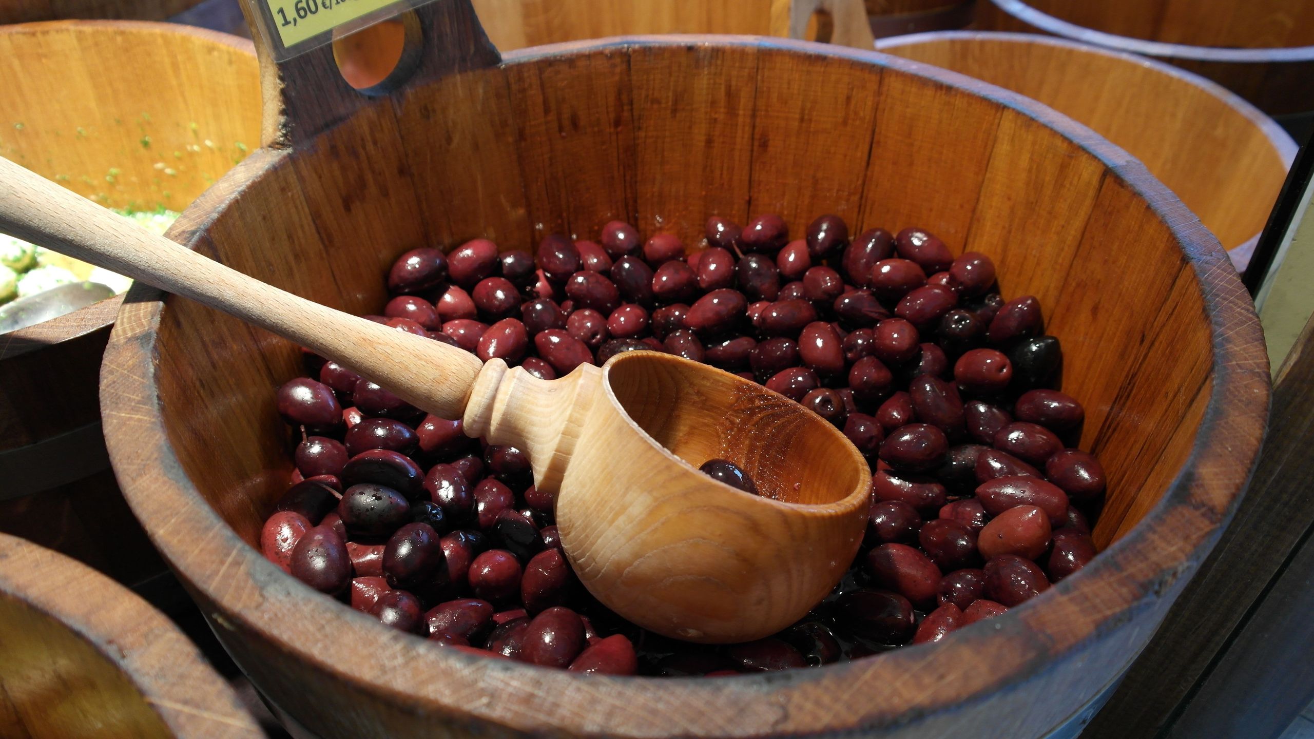 Yöresel ürün tezgahı — zeytin, meyve ve daha fazlası