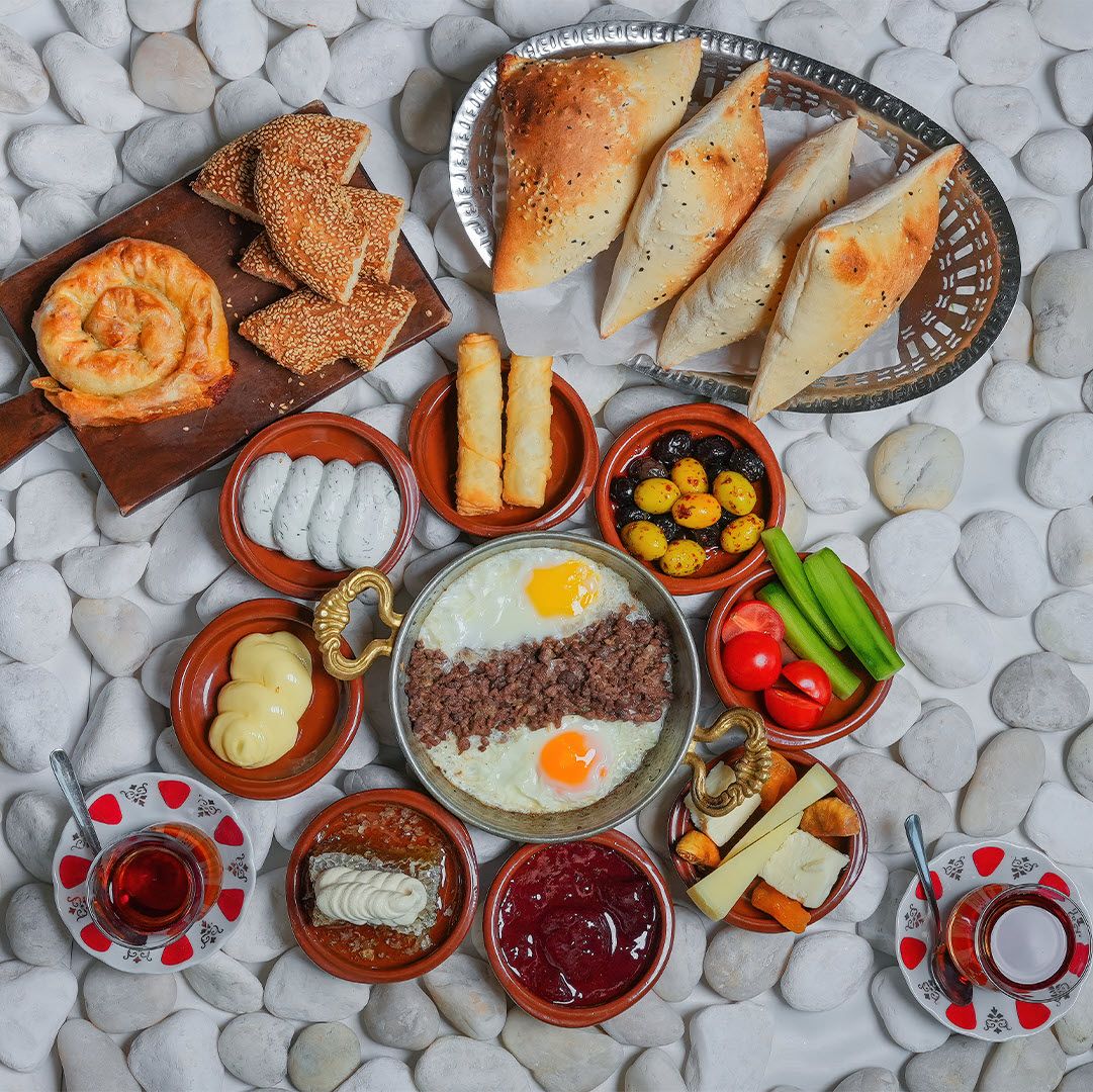 Yöresel kahvaltı sofrası